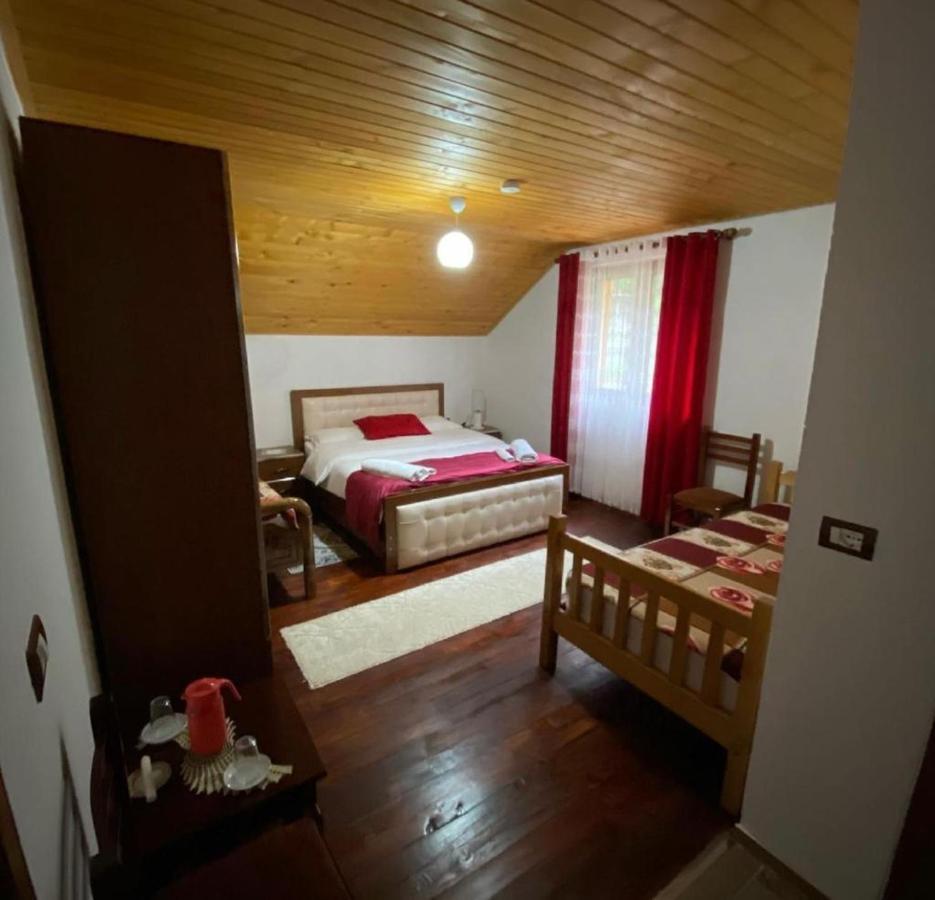 Guesthouse Mehmeti 발보너 외부 사진
